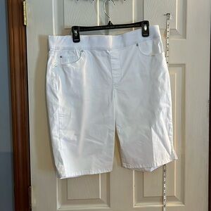 NWT-Gloria Vanderbilt-10-12-white-pull on, elastic waist, Bermuda shorts